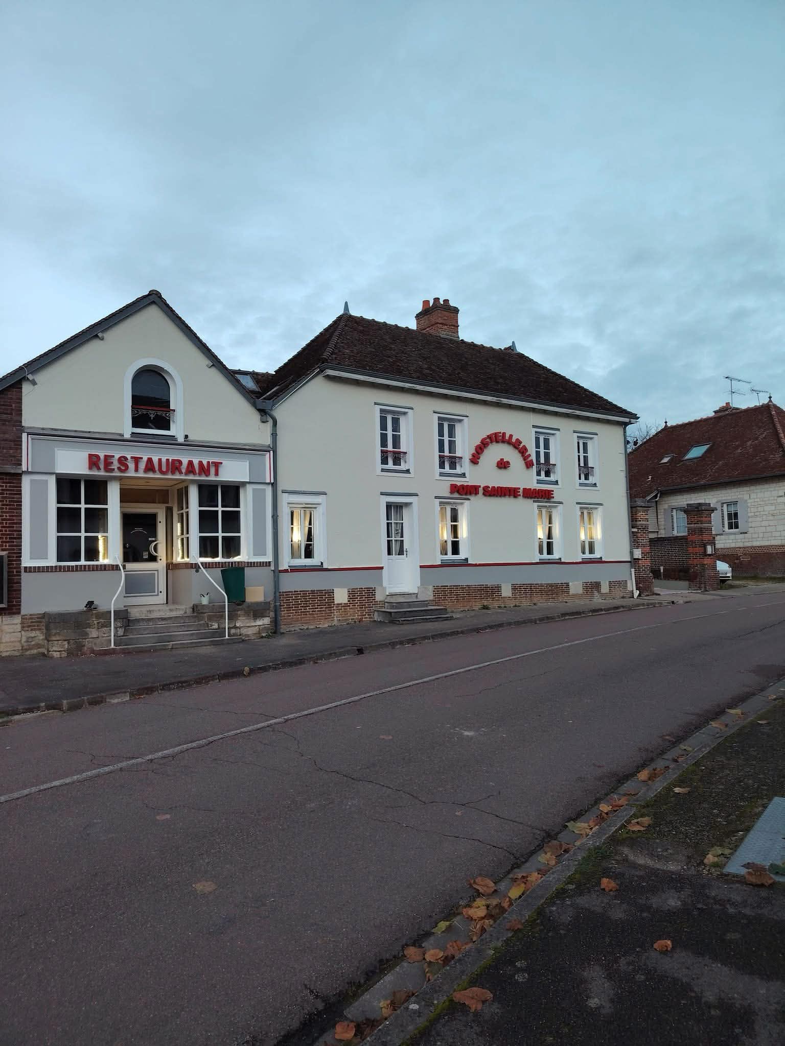 Après — Hostellerie façade